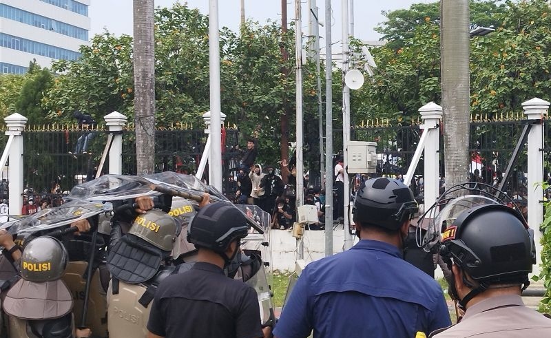 Pagar Gedung DPR jebol saat massa aksi tolak RUU Pilkada coba masuk