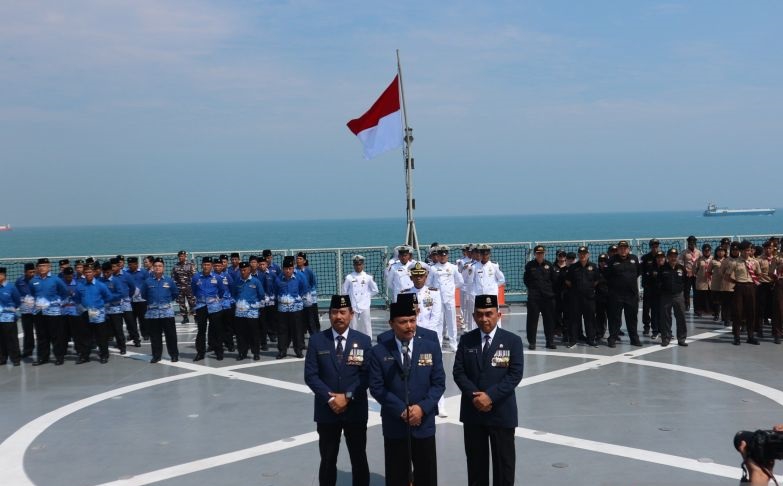 Purnawirawan TNI AL peringati HUT Kemerdekaan di atas KRI RJW 992 Purnawirawan TNI AL peringati HUT Kemerdekaan di atas KRI RJW 992