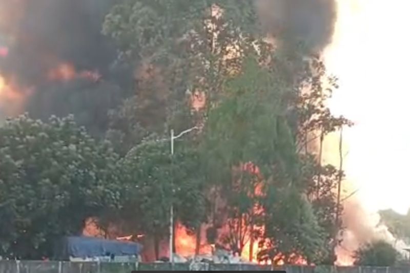 Ratusan petak rumah semi permanen ludes terbakar di Penjaringan Ratusan petak rumah semi permanen ludes terbakar di Penjaringan