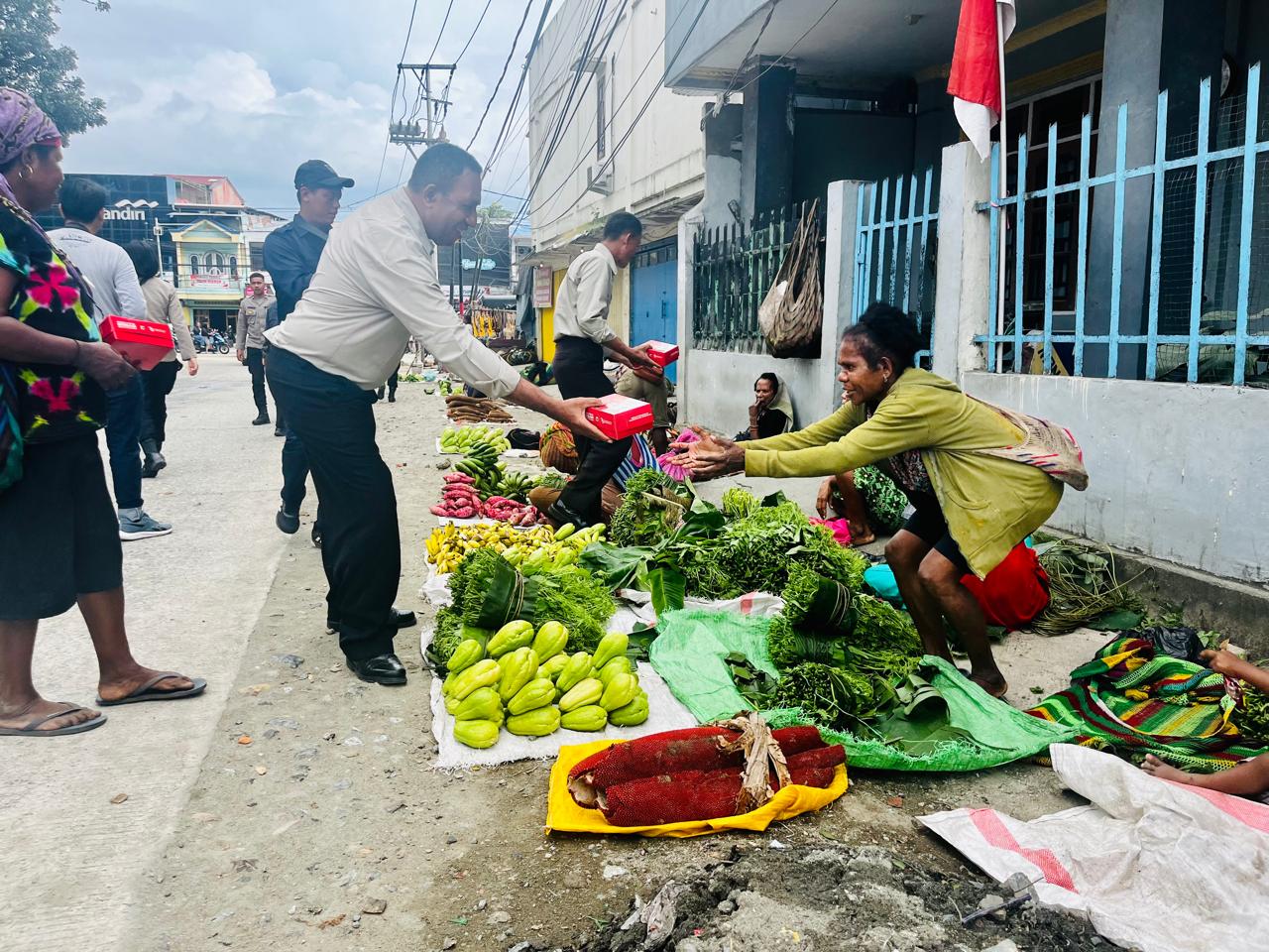 Polisi bagikan 4.000 snack Gebyar Merdeka RI ke masyarakat di Papua Polisi bagikan 4.000 snack Gebyar Merdeka RI ke masyarakat di Papua