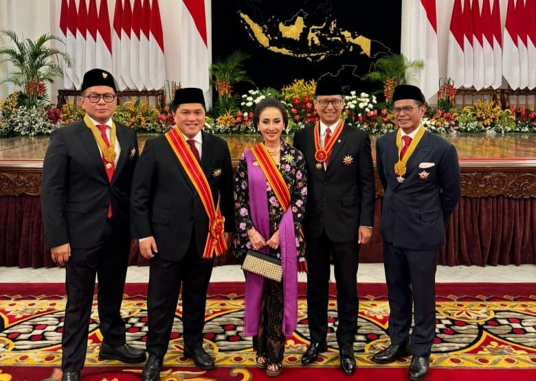 Putri Kus Wisnu Wardani menerima penghargaan Bintang Mahaputra Adipradana dari Presiden Joko Widodo Putri Kus Wisnu Wardani menerima penghargaan Bintang Mahaputra Adipradana dari Presiden Joko Widodo