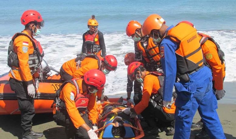 Basarnas simulasikan operasi SAR atlet layar PON XXI Basarnas simulasikan operasi SAR atlet layar PON XXI