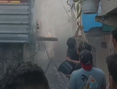 Kebakaran Manggarai: Upaya warga padamkan api hingga pagi hari Kebakaran Manggarai: Upaya warga padamkan api hingga pagi hari