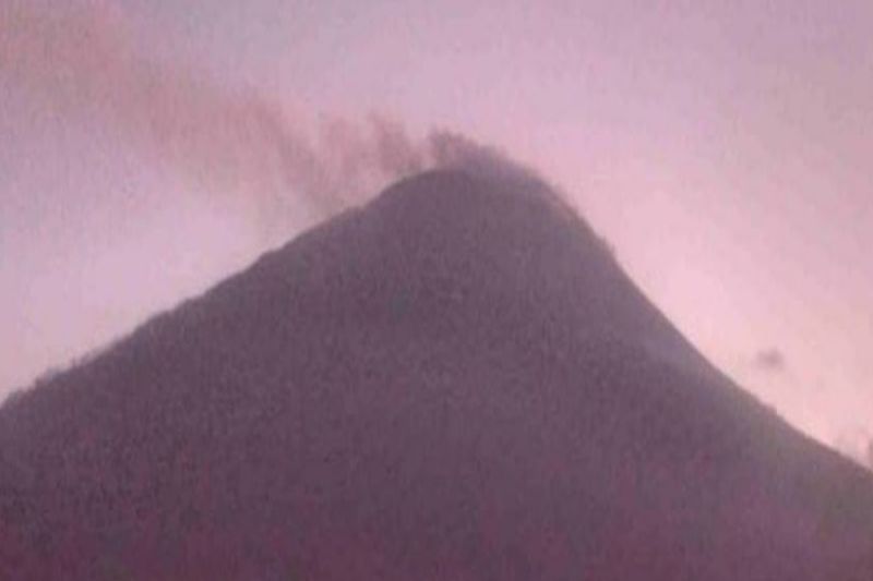 Warga diimbau tidak masuk radius bahaya Gunung Lewotolok Warga diimbau tidak masuk radius bahaya Gunung Lewotolok