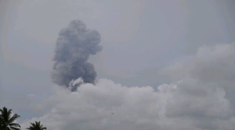 Zona bahaya 4 km usai Gunung Ibu meletus enam kali beruntun hari ini