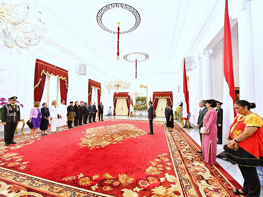 Presiden Jokowi terima surat kepercayaan 10 Duta Besar negara sahabat, di antaranya Brunei, AS, hingga Rusia Presiden Jokowi terima surat kepercayaan 10 Duta Besar negara sahabat, di antaranya Brunei, AS, hingga Rusia