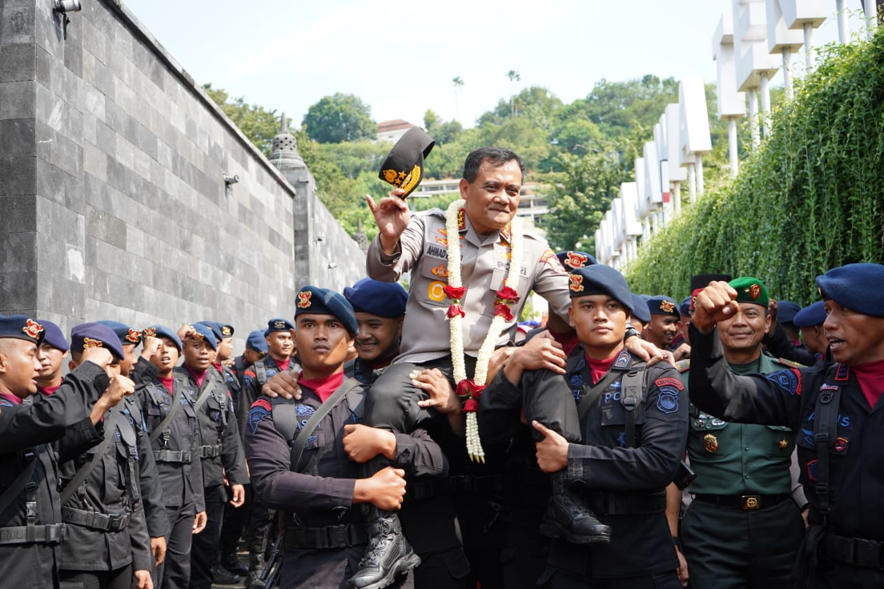 Suasana haru warnai Farewell Parade Komjen Pol Ahmad Luthfi Suasana haru warnai Farewell Parade Komjen Pol Ahmad LuthfiÂ