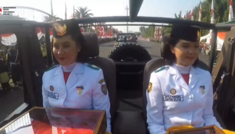 Bendera Pusaka dan Teks Proklamasi dibawa menuju Halim dengan maung Bendera Pusaka dan Teks Proklamasi dibawa menuju Halim dengan maung