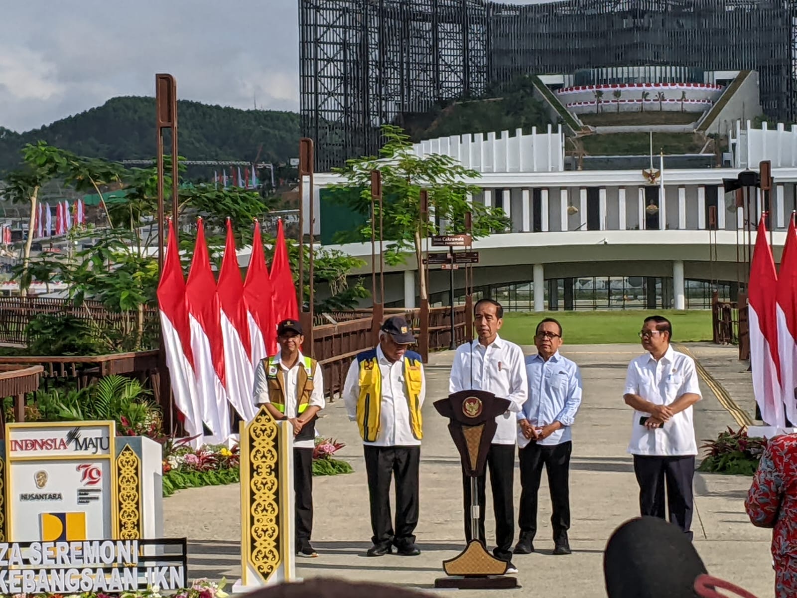 Resmikan Plaza Seremoni Sumbu Kebangsaan IKN