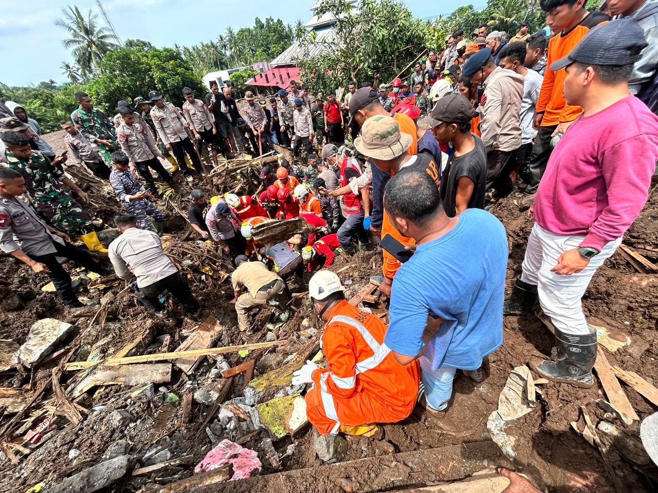 Banjir bandang Ternate, 13 orang meninggal dunia dan 6 orang belum ditemukan Banjir bandang Ternate, 13 orang meninggal dunia dan 6 orang belum ditemukan