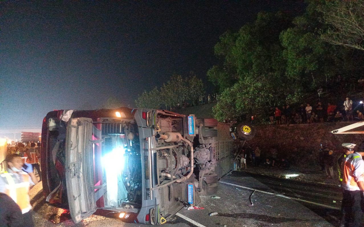 Sopir hilang kendali, bus wisata alami kecelakaan di tol Cipali, dua tewas Sopir hilang kendali, bus wisata alami kecelakaan di tol Cipali, dua tewas