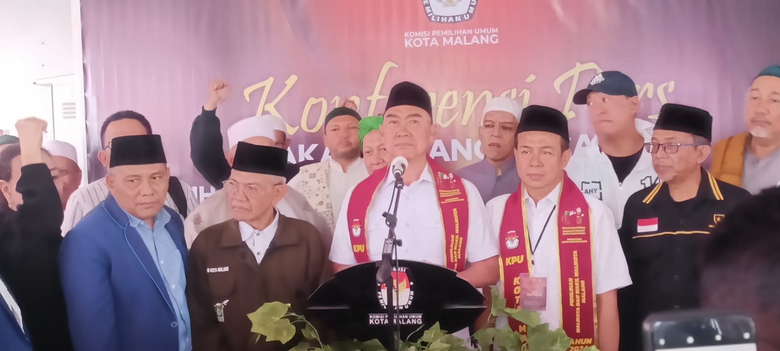 Datangi KPU Kota, Abah Anton dikawal ulama Kota Malang Datangi KPU Kota, Abah Anton dikawal ulama Kota Malang