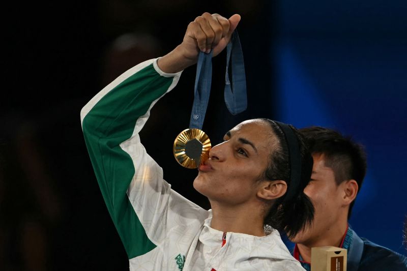 Imane Khelif meraih medali emas Olimpiade Paris 2024 Imane Khelif meraih medali emas Olimpiade Paris 2024