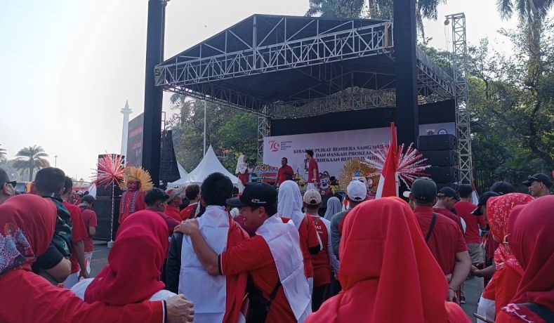 Panggung seni meriahkan kirab Bendera Pusaka dan Naskah Proklamasi Panggung seni meriahkan kirab Bendera Pusaka dan Naskah Proklamasi