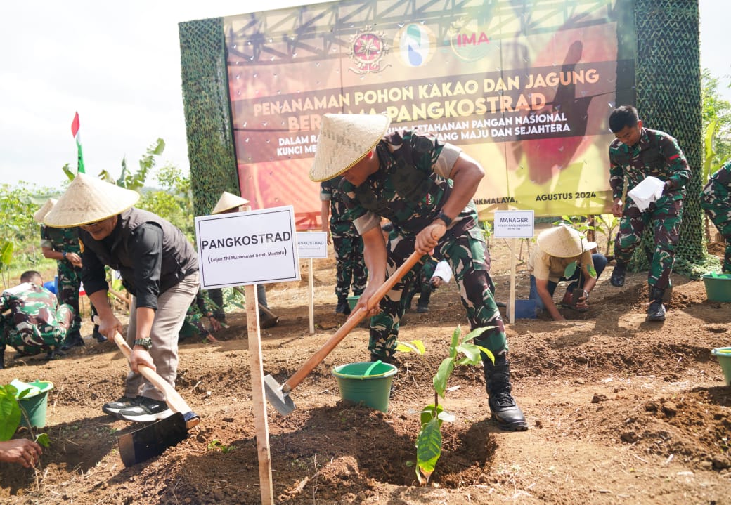 Pangkostrad Letjen TNI Muhammad Saleh Mustafa tanam perdana kakao dan jagung di lahan ketahanan pangan Kostrad Tasikmalaya Pangkostrad Letjen TNI Muhammad Saleh Mustafa tanam perdana kakao dan jagung di lahan ketahanan pangan Kostrad Tasikmalaya