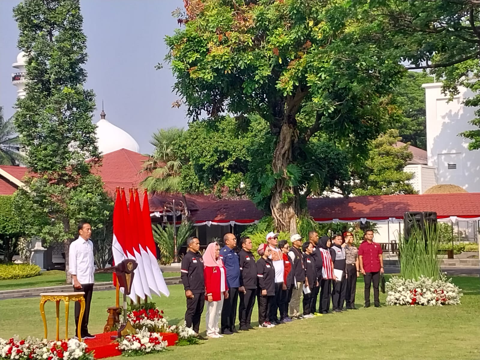 Presiden Jokowi minta bonus yang diberikan pemerintah dimanfaatkan dengan baik dan memotivasi untuk meningkatkan prestasi Presiden Jokowi minta bonus yang diberikan pemerintah dimanfaatkan dengan baik dan memotivasi untuk meningkatkan prestasi
