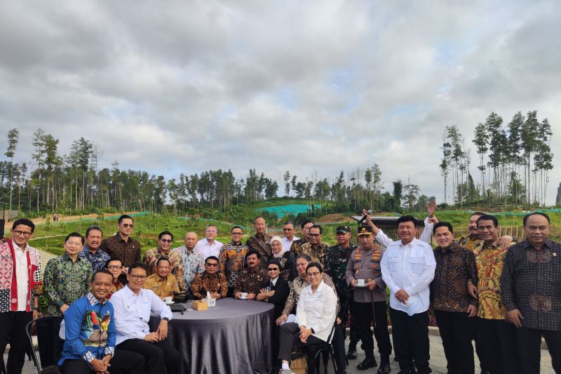 Menteri-menteri KIM berbincang pagi di IKN sebelum sidang kabinet Menteri-menteri KIM berbincang pagi di IKN sebelum sidang kabinet