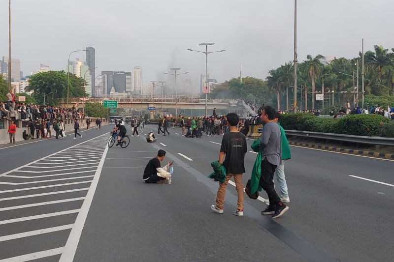 JMTO alihkan ruas tol dalam kota arah Slipi imbas demo DPR JMTO alihkan ruas tol dalam kota arah Slipi imbas demo DPR