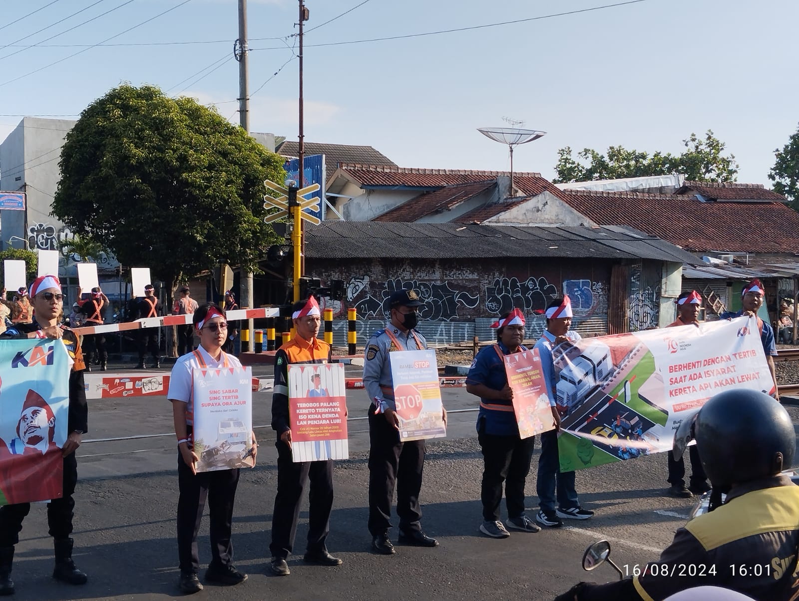 Sambut HUT ke-79 RI, Daop 6 Yogyakarta gelorakan semangat selamat di perlintasan