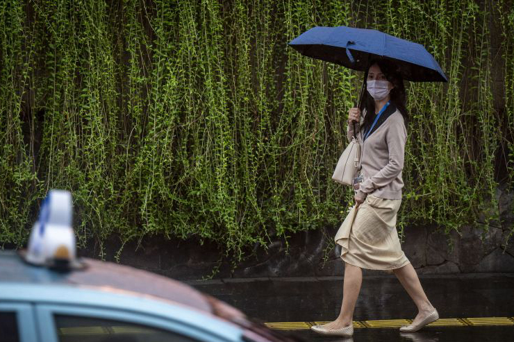 Mayoritas wilayah Indonesia diprakirakan diguyur hujan pada Jumat