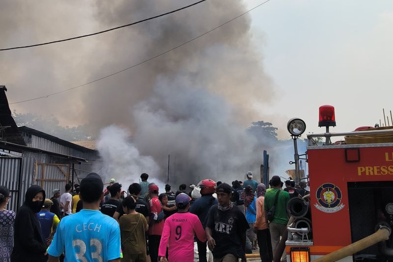 Kebakaran bangunan semi permanen kembali terjadi di Kembangan Kebakaran bangunan semi permanen kembali terjadi di Kembangan