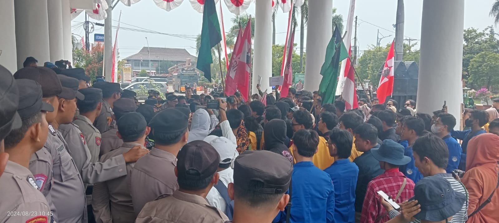 Kawal putusan MK, ratusan mahasiswa UPS gelar aksi di DPRD Kota Tegal Kawal putusan MK, ratusan mahasiswa UPS gelar aksi di DPRD Kota Tegal