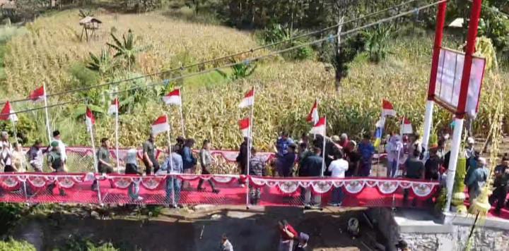 Permudah akses, jembatan gantung Dukuh Karangsari diresmikan Permudah akses, jembatan gantung Dukuh Karangsari diresmikan
