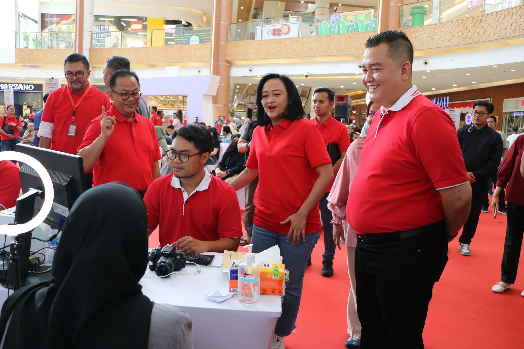 Warga antusias sambut layanan Paspor Simpatik Imigrasi Bekasi di Mall Summarecon Warga antusias sambut layanan Paspor Simpatik Imigrasi Bekasi di Mall Summarecon