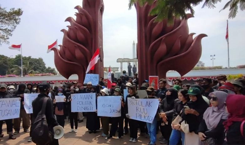 Mahasiswa dan masyarakat di Surabaya gelar aksi dukung putusan MK Mahasiswa dan masyarakat di Surabaya gelar aksi dukung putusan MK