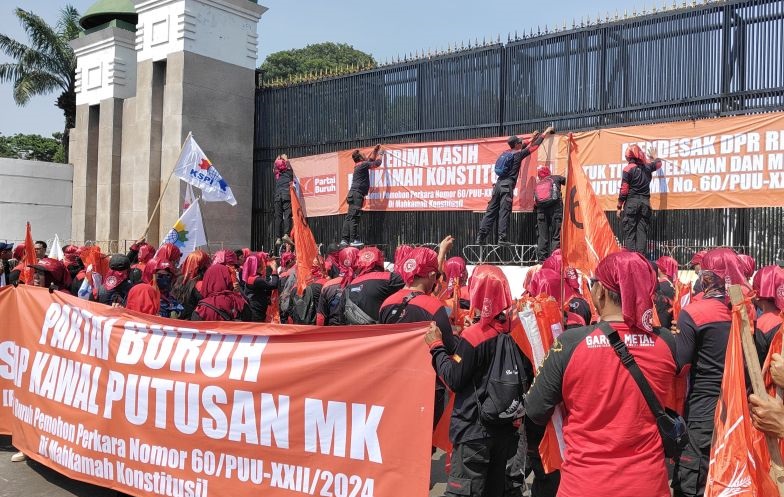 Massa mulai padati depan gedung DPR/MPR RI untuk sampaikan aspirasi Massa mulai padati depan gedung DPR/MPR RI untuk sampaikan aspirasi