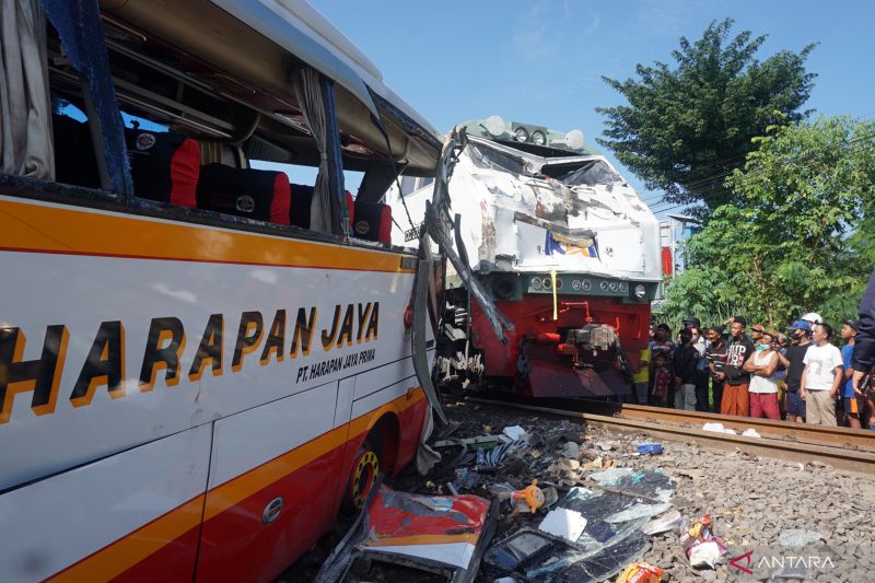 5 anak tewas dan 20 luka dalam kecelakaan bus dengan kereta di Afsel 5 anak tewas dan 20 luka dalam kecelakaan bus dengan kereta di Afsel