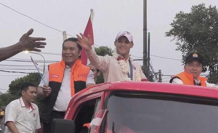 Atlet angkat besi Rizki Juniansyah diarak keliling Kota Serang