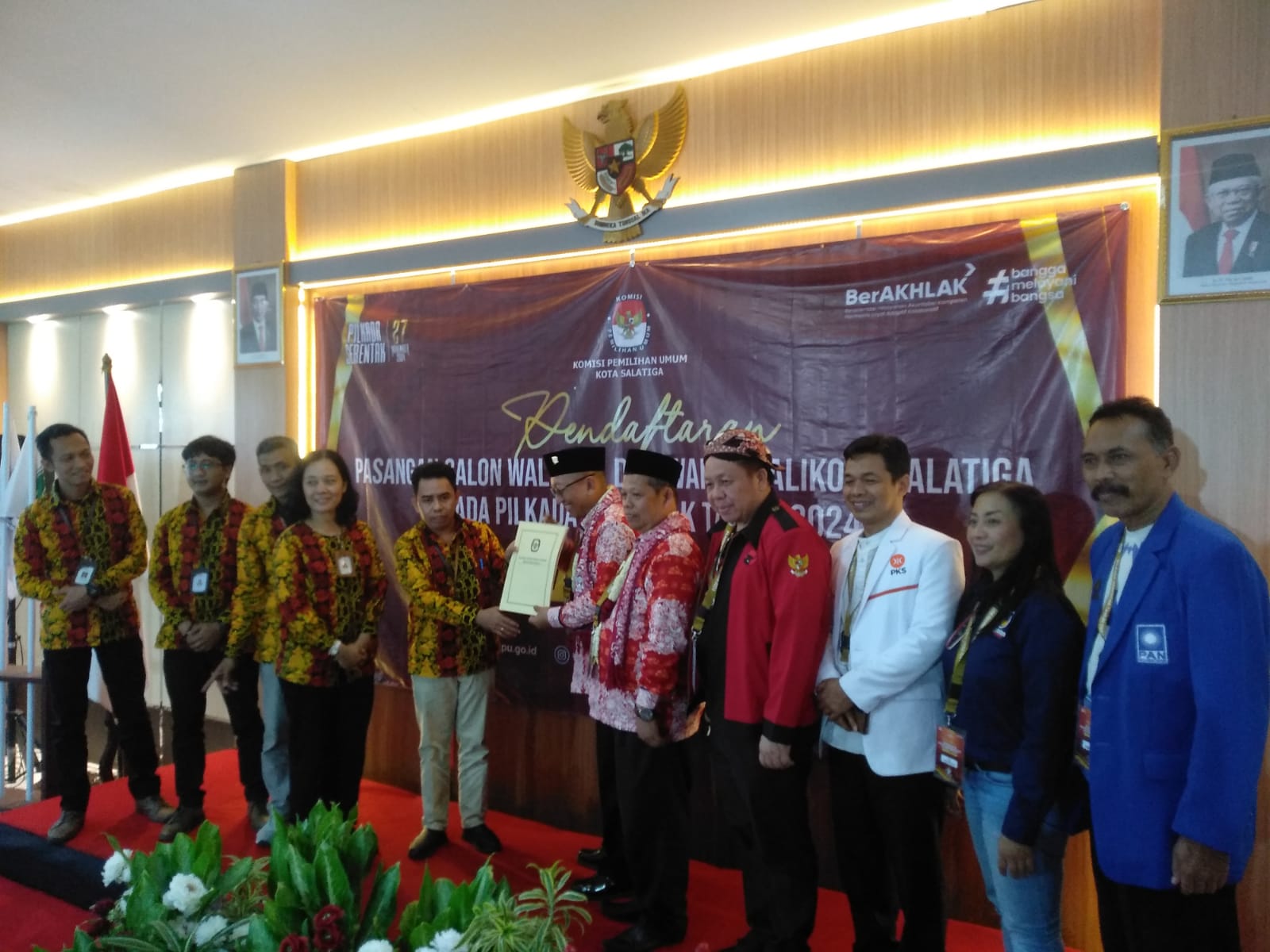 Sinoeng-Budi daftar pertama ke KPU Salatiga Pilwakot Salatiga 2024 Sinoeng-Budi daftar pertama ke KPU Salatiga Pilwakot Salatiga 2024