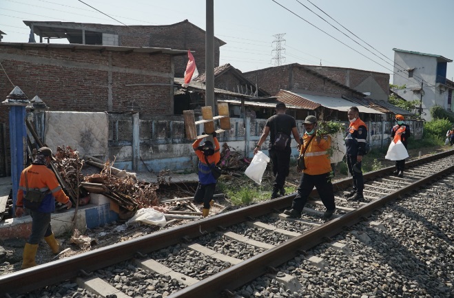 PT KAI Daop 4 Semarang ajak warga tidak buang sampah di sekitar rel PT KAI Daop 4 Semarang ajak warga tidak buang sampah di sekitar rel