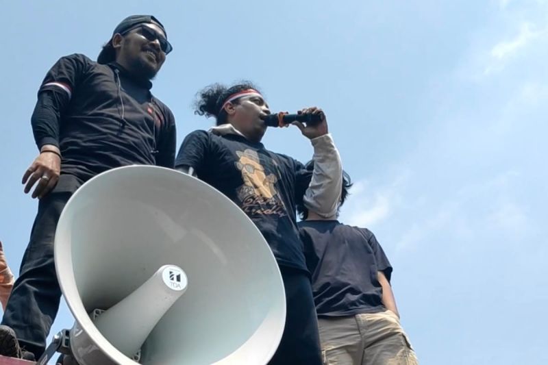 Sejumlah komika ikut ramaikan unjuk rasa di depan gedung DPR Sejumlah komika ikut ramaikan unjuk rasa di depan gedung DPR