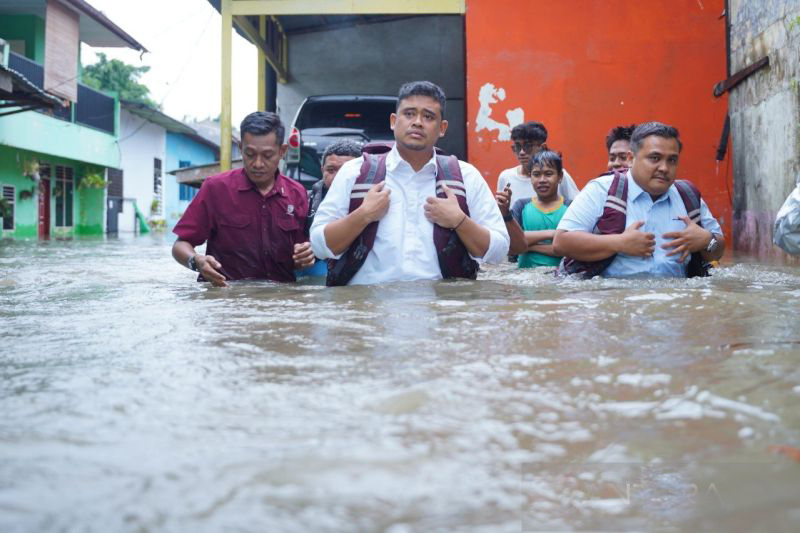 Bobby Nasution terobos banjir lihat langsung kondisi warganya