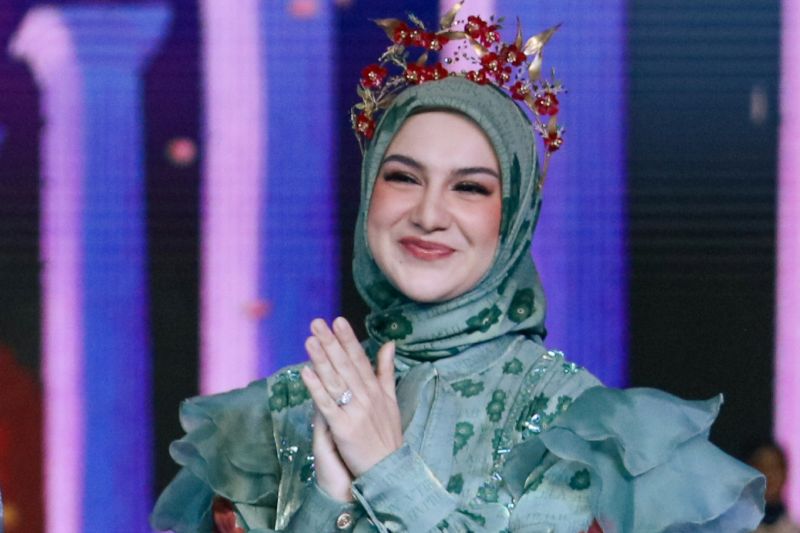 Tren hijab flowy dan shimmer masih digemari