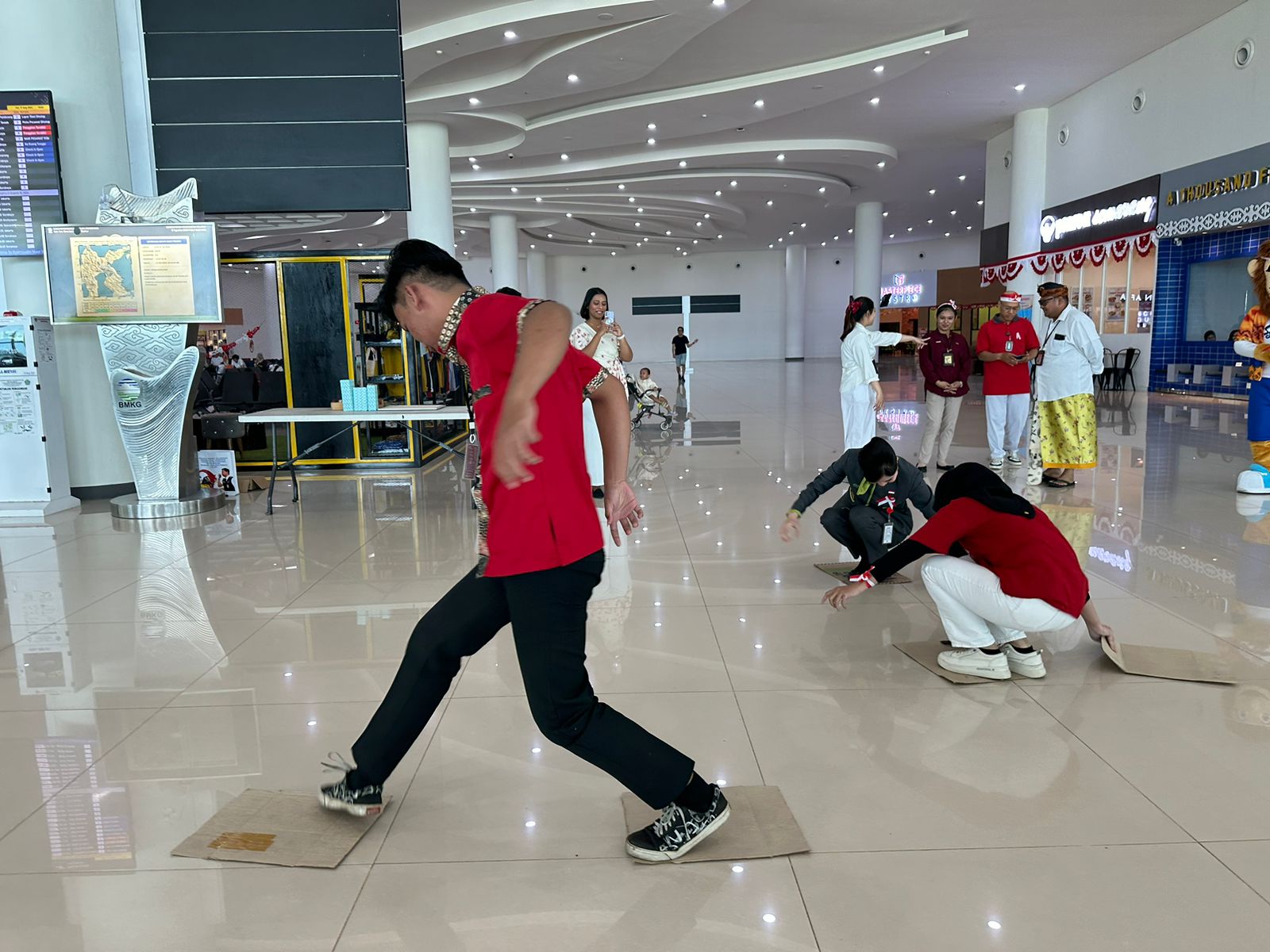 Peringati HUT ke-79 Kemerdekaan RI, penumpang lomba 17-an di bandara Peringati HUT ke-79 Kemerdekaan RI, penumpang lomba 17-an di bandara