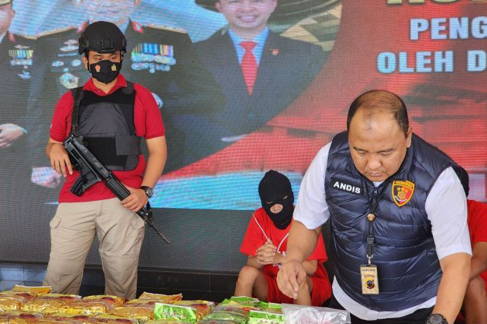 Polda Jateng gagalkan pengiriman belasan kilogram sabu asal Kalimantan Polda Jateng gagalkan pengiriman belasan kilogram sabu asal Kalimantan