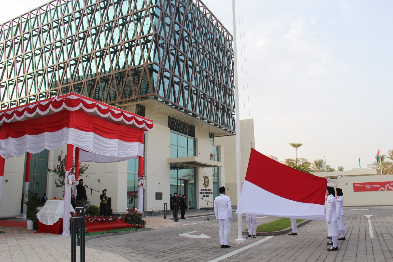 Upacara HUT ke-79 RI di KBRI Abu Dhabi berlangsung khidmat, suhu mendekati 40 derajat celsius