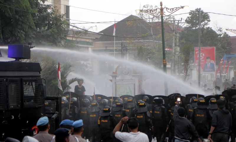 Polisi bubarkan paksa aksi unjuk rasa penolakan RUU Pilkada di Mataram