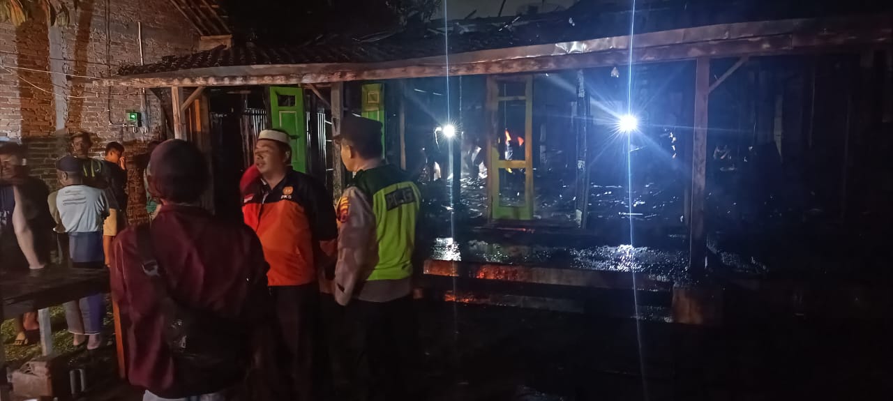 Handphone meledak diduga penyebab kebakaran rumah di Tuntang Handphone meledak diduga penyebab kebakaran rumah di Tuntang