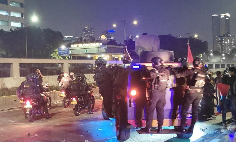 Polisi bubarkan paksa aksi massa di gedung DPR