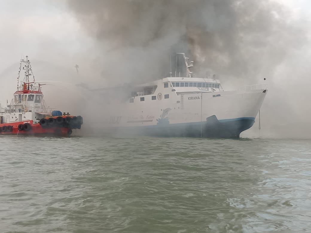 Kapal KM Kirana terbakar, seluruh kru dan penumpang selamat 