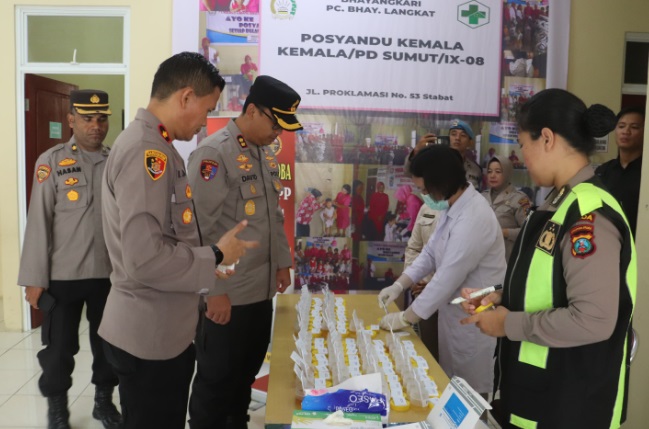 Berikan contoh kepada anggota, Kapolres Langkat ikut tes urine Berikan contoh kepada anggota, Kapolres Langkat ikut tes urine