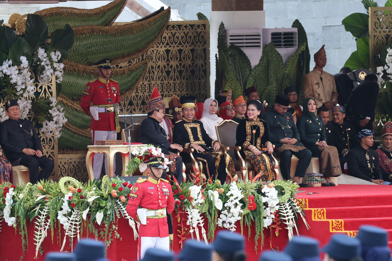 Momen akrab Prabowo duduk di samping Jokowi saat upacara HUT ke-79 RI Momen akrab Prabowo duduk di samping Jokowi saat upacara HUT ke-79 RI