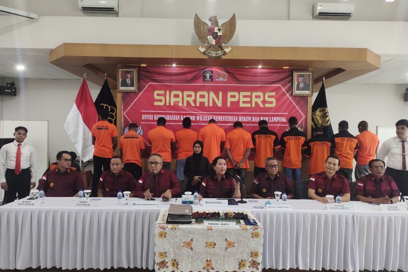 Kemenkumham Bandarlampung amankan 12 WNA terkait izin tinggal Kemenkumham Bandarlampung amankan 12 WNA terkait izin tinggal