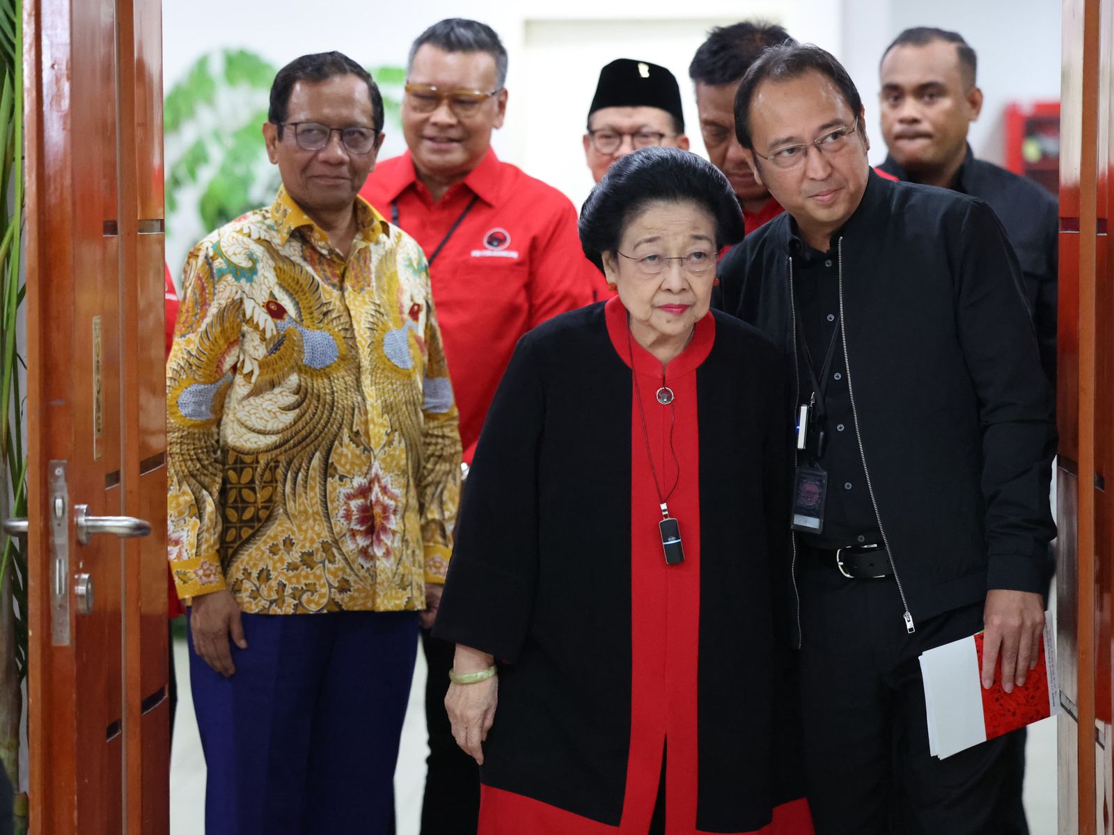 Megawati tertawa tanggapi pidato Bahlil yang menyebut Raja Jawa Megawati tertawa tanggapi pidato Bahlil yang menyebut Raja Jawa