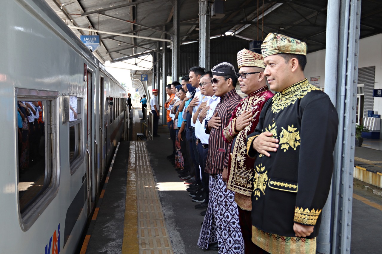 KAI Divre II Sumatera Barat peringati HUT ke-79 RI bersama pelanggan KAI Divre II Sumatera Barat peringati HUT ke-79 RI bersama pelanggan