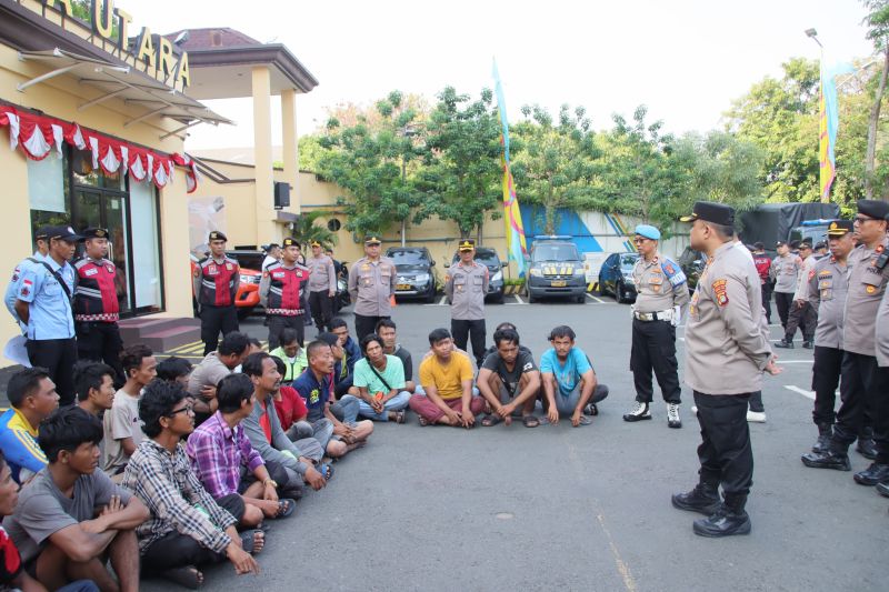 Polisi tangkap 28 preman yang meresahkan warga di Jakarta Utara Polisi tangkap 28 preman yang meresahkan warga di Jakarta Utara